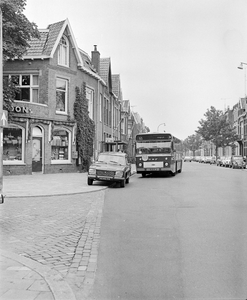 858320 Afbeelding van een autobus van het G.V.U. op lijn 10 (Ringlijn) bij de bushalte aan de Stadhouderslaan te ...